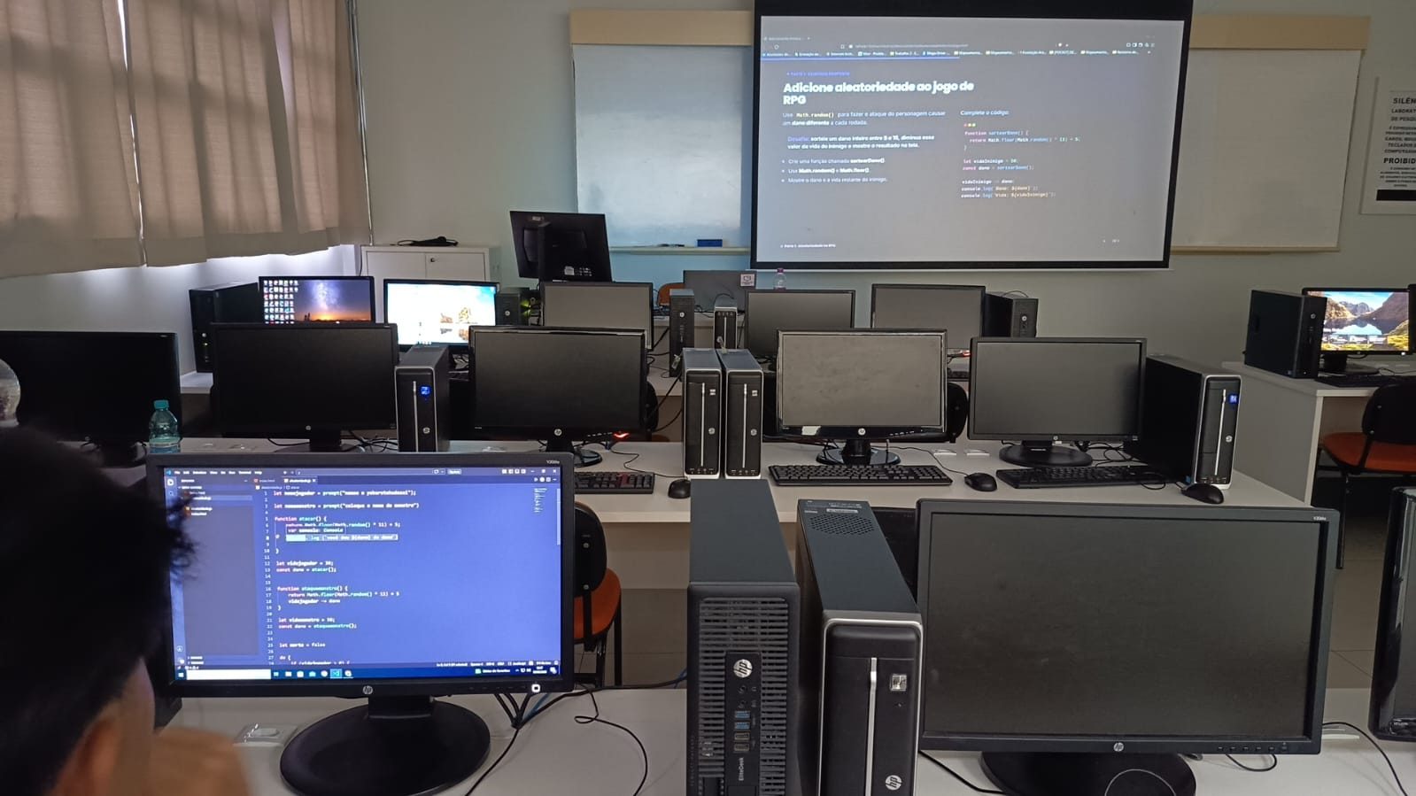 Turma de 2026 assistindo a uma aula sobre Flexbox em CSS, com o professor à frente e o slide da Computação UniFil projetado.